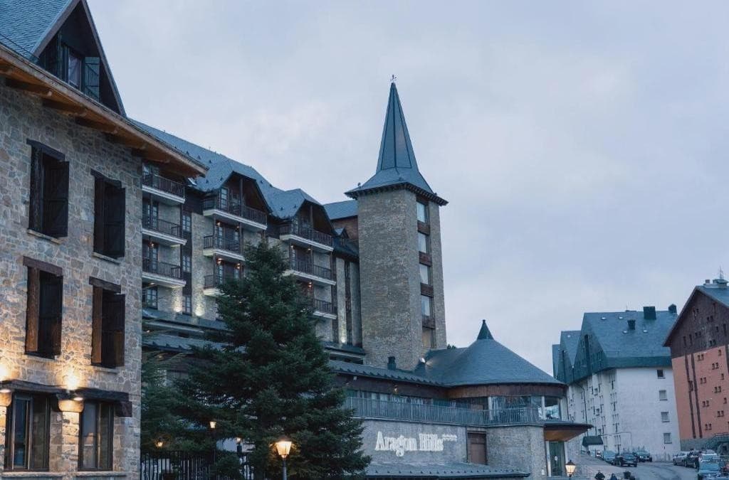 1 Noche: SNÖ Aragón Hills, Formigal en Alojamiento y Desayuno 39€/41€ agosto septiembre pxp