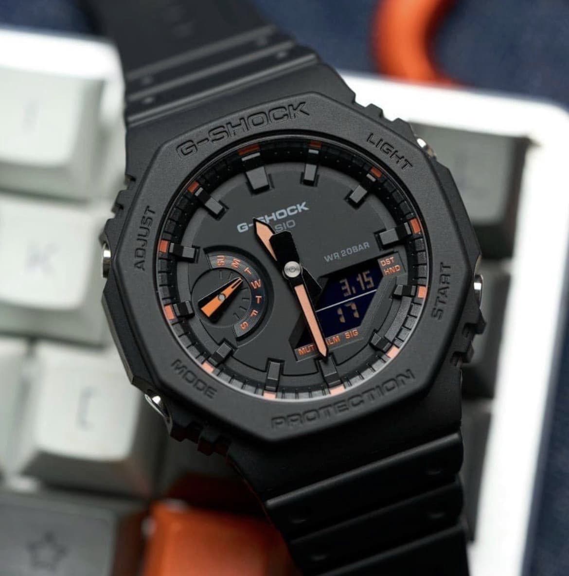 Casio G-SHOCK GA-2100-1A4ER — CasiOak negro con detalles rojos