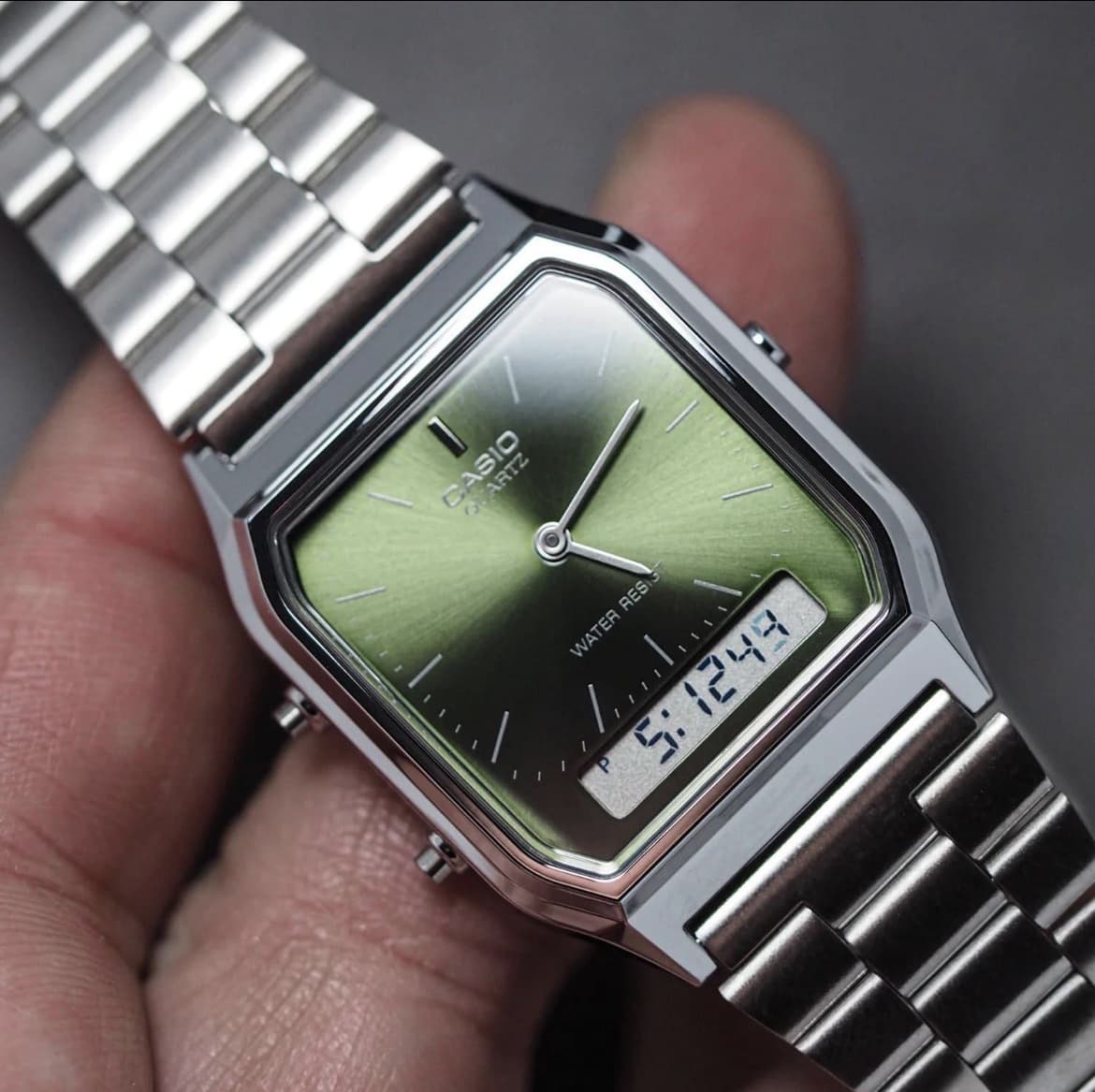 Casio Vintage unisex AQ-230A-3AMQYES con esfera verde y brazalete metálico