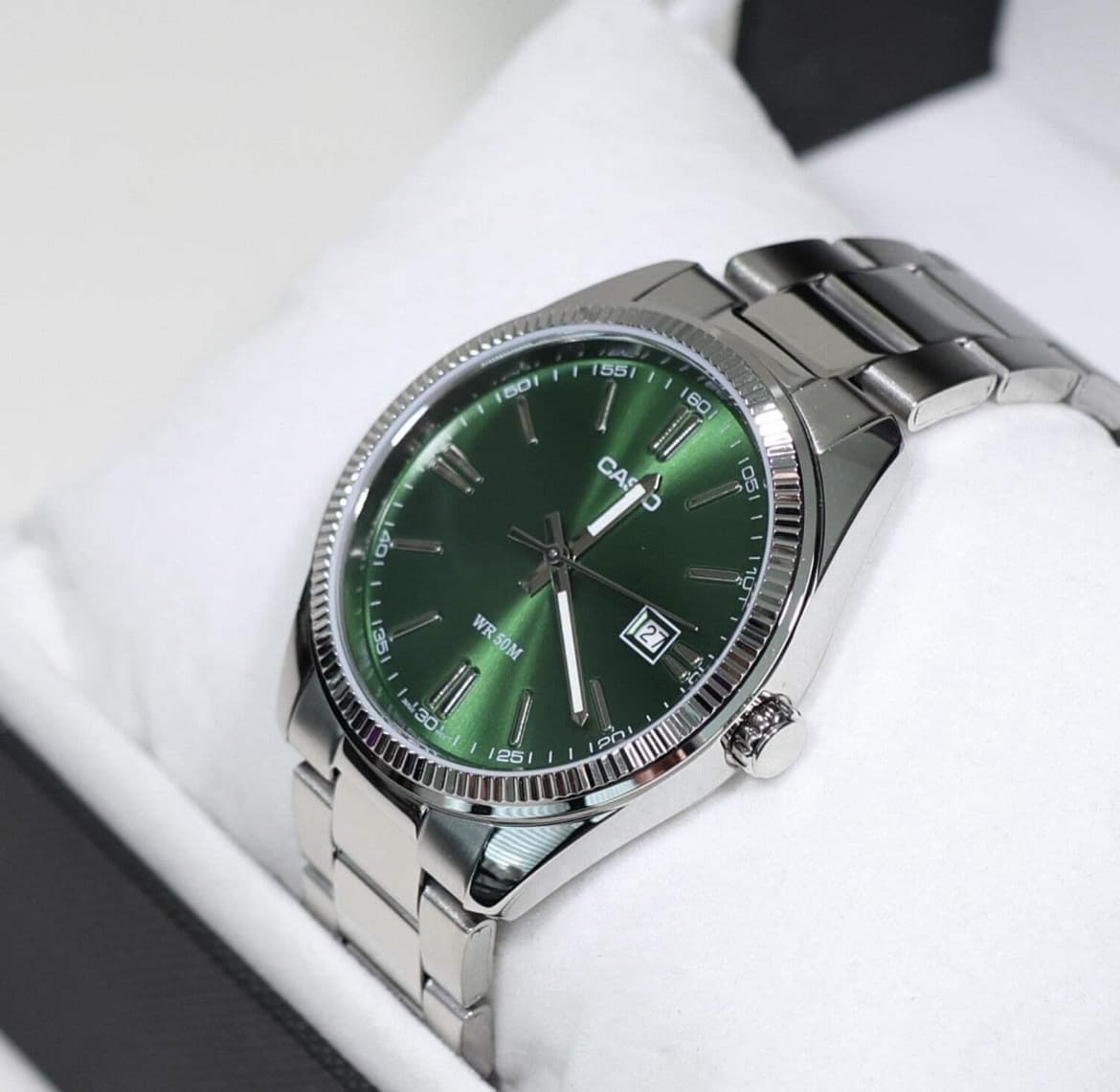 Casio Collection con esfera verde sunray, brazalete de acero y fechador