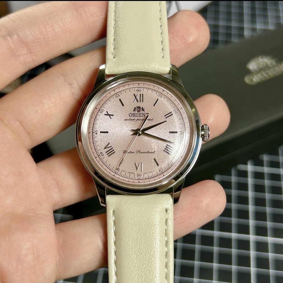 Orient Bambino 38,4 mm Solar con esfera rosa pálido, cristal abombado y correa marfil
